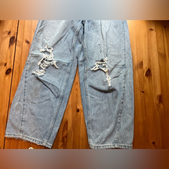 Distressed jeans - Picture 3 of 6